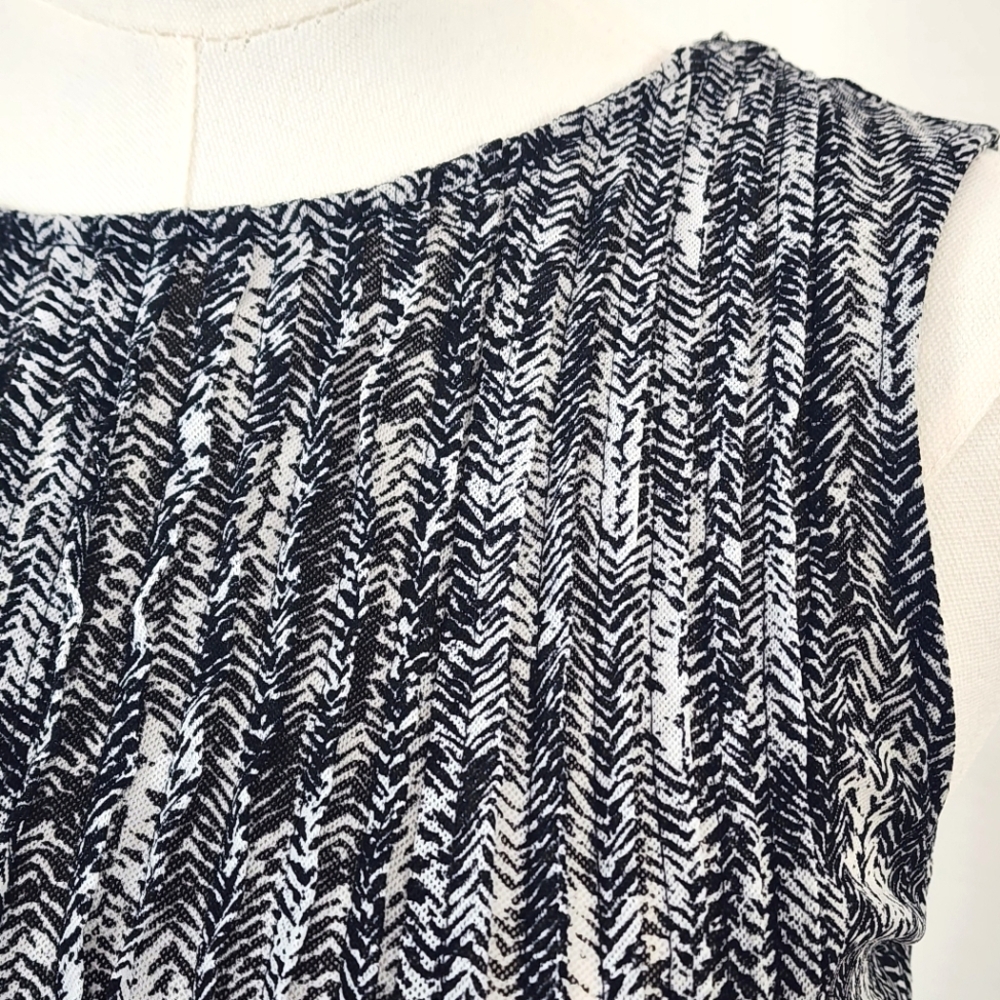Sleeveless Black & White Textured Tank Top - Picture 4 of 11